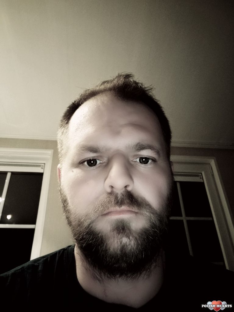 umawia się ze mną i innym facetem